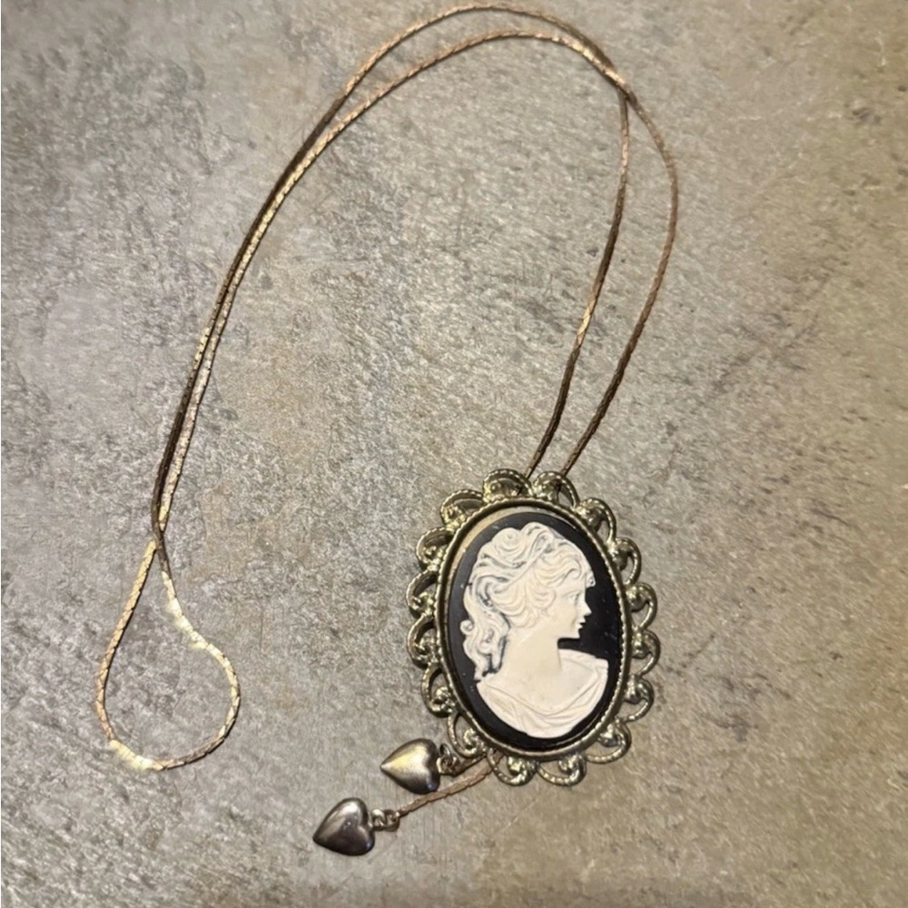 Elegant Cameo Pendant Necklace